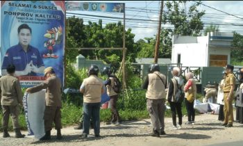 Petugas gabungan dari Satpol PP, Bawaslu, hingga Panwascam menertibkan APS di Jalan Sudirman Sampit, Selasa 14 November 2023.