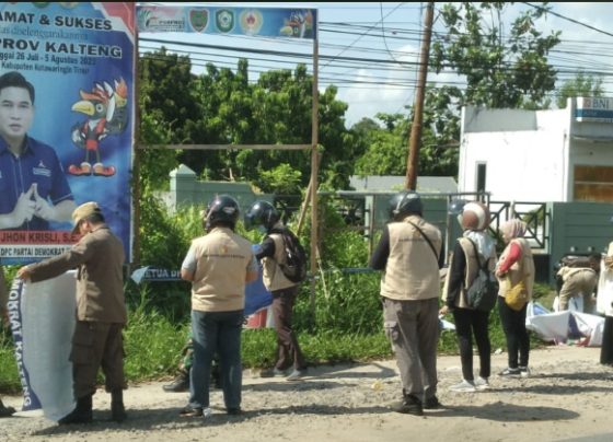 Petugas gabungan dari Satpol PP, Bawaslu, hingga Panwascam menertibkan APS di Jalan Sudirman Sampit, Selasa 14 November 2023.