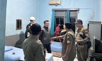 Petugas gabungan saat memeriksa salah satu kamar hotel di Sampit yang diduga menjadi tempat perbuatan amoral.