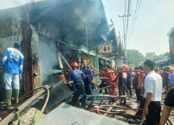 Petugas pemadam kebakaran berupaya memadamkan api di ruko terbakar di Jalan Kalimantan Sulawesi, Palangka Raya, Rabu, 8 November 2023.