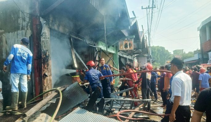 Petugas pemadam kebakaran berupaya memadamkan api di ruko terbakar di Jalan Kalimantan Sulawesi, Palangka Raya, Rabu, 8 November 2023.