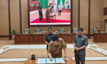 Pj Bupati Katingan Saiful menandatangani dokumen RAPBD tahun 2024 disaksikan Ketua DPRD Marwan Susanto serta Wakil Ketua DPRD Nanang Suriansyah pada rapat paripurna persetujuan bersama APBD 2024.