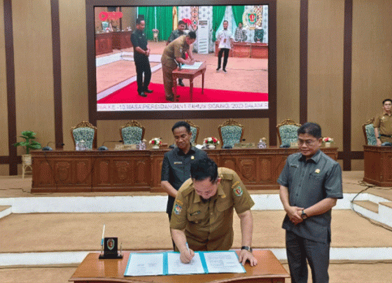 Pj Bupati Katingan Saiful menandatangani dokumen RAPBD tahun 2024 disaksikan Ketua DPRD Marwan Susanto serta Wakil Ketua DPRD Nanang Suriansyah pada rapat paripurna persetujuan bersama APBD 2024.