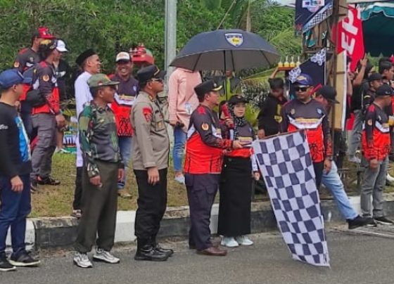 Pj Bupati Katingan Saiful mengibarkan bendera star pada Kejurda Motor Prix di Kasongan.