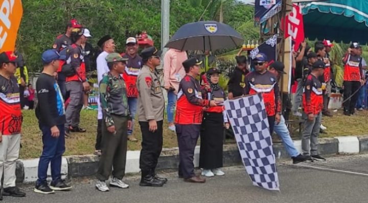 Pj Bupati Katingan Saiful mengibarkan bendera star pada Kejurda Motor Prix di Kasongan.