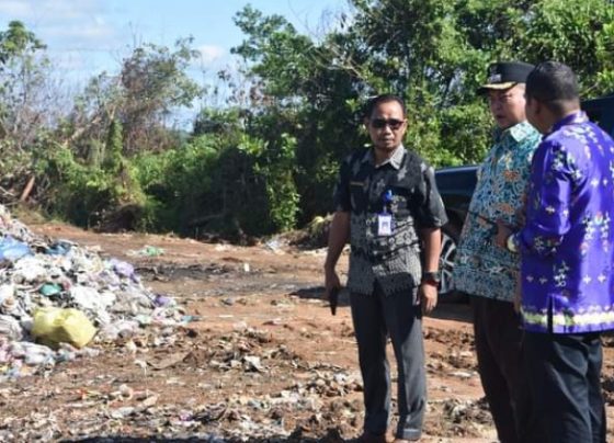 Pj Bupati Katingan Saiful meninjau tumpukan sampah di  jalan masuk TPA di Tumbang Samba.