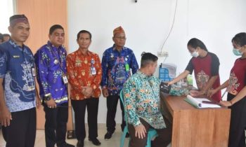 Pj Bupati Katingan Saiful sedang memeriksa kesehatan di Puskesmas Tumbang Samba di sela peresmian 4 Puskesmas dan diapresiasi DPRD Katingan.