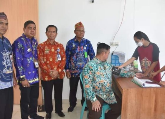 Pj Bupati Katingan Saiful sedang memeriksa kesehatan di Puskesmas Tumbang Samba di sela peresmian 4 Puskesmas dan diapresiasi DPRD Katingan.