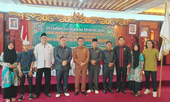 Pj Bupati Murung Raya Hermon saat foto bersama jajaran DPRD Murung Raya dan kafilah FSQ tingkat nasional di aula Cahai Ondhui Tingang, Senin, 6 November 2023.