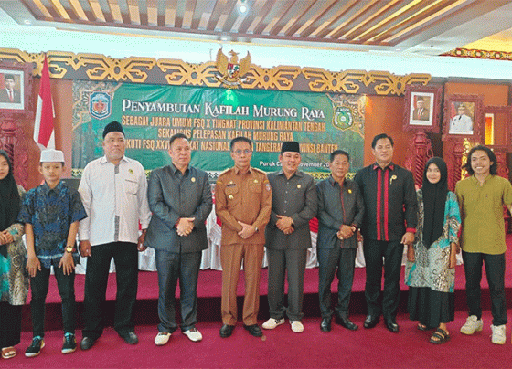 Pj Bupati Murung Raya Hermon saat foto bersama jajaran DPRD Murung Raya dan kafilah FSQ tingkat nasional di aula Cahai Ondhui Tingang, Senin, 6 November 2023.