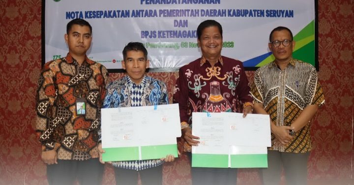 Pj Bupati Seruyan Djainuddin Noor bersama pimpinan BPJS ketenagakerjaan Sampit, Yunan Suhada saat pelaksanaan penandatanganan nota kesepakatan