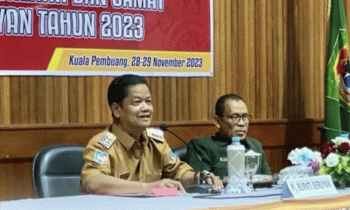 Pj Bupati Seruyan Djainuddin Noor didampingi Pj Sekda Seruyan, memberikan arahan saat kegiatan Rapat Koordinasi Perangkat Daerah dan Camat se Kabupaten Seruyan.