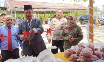 Pj Bupati Seruyan Djainuddin Noor melakukan potong pita, tanda dimulainya kegiatan Gerakan Pangan Murah (GPM) di Kabupaten Seruyan.