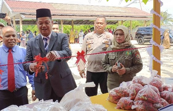 Pj Bupati Seruyan Djainuddin Noor melakukan potong pita, tanda dimulainya kegiatan Gerakan Pangan Murah (GPM) di Kabupaten Seruyan.