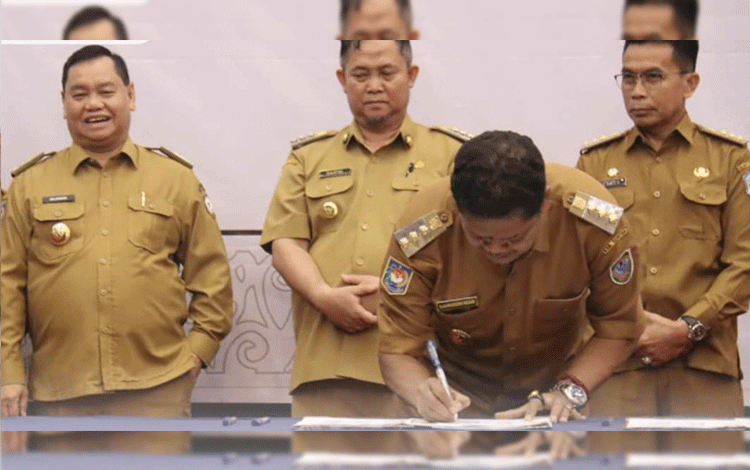 Pj Bupati Seruyan Menandatangani Kesepakatan Jejaring Pengampuan Layanan Kesehatan Prioritas di Kalteng