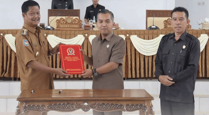 Pj Bupati Seruyan Djainuddin Noor menyerahkan hasil kesepakatan bersama kepada Ketua DPRD Seruyan Zuli Eko Prasetyo.