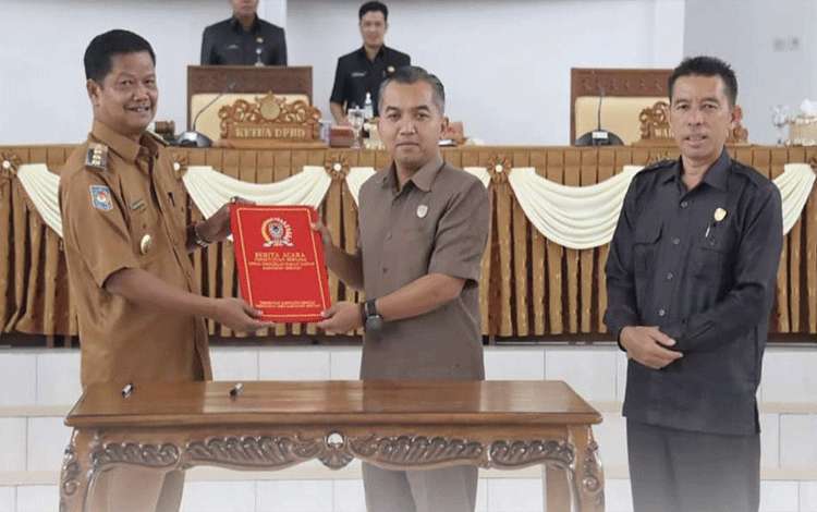 Pj Bupati Seruyan Hadiri Dua Agenda Paripurna DPRD