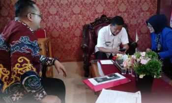 Pj Bupati Seruyan Djainuddin  Noor saat menerima kunjungan Pimpinan Bank Kalteng Cabang Kuala Pembuang.