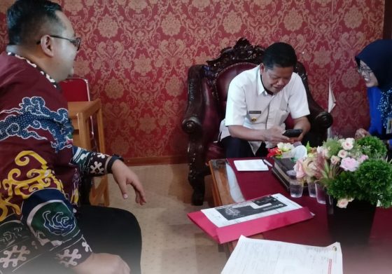 Pj Bupati Seruyan Djainuddin  Noor saat menerima kunjungan Pimpinan Bank Kalteng Cabang Kuala Pembuang.