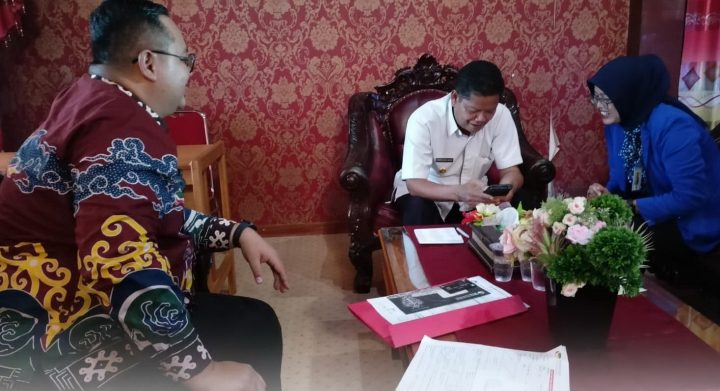 Pj Bupati Seruyan Djainuddin  Noor saat menerima kunjungan Pimpinan Bank Kalteng Cabang Kuala Pembuang.