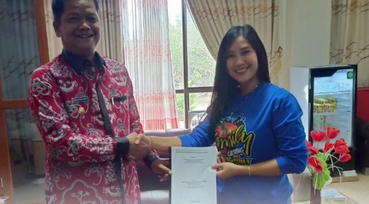 Pj Bupati Seruyan, Djainuddin Noor, saat menerima kunjungan Yulia Tanti Nova guru  SLB Negeri 1 Kuala Pembuang, peraih beasiswa pendidikan.