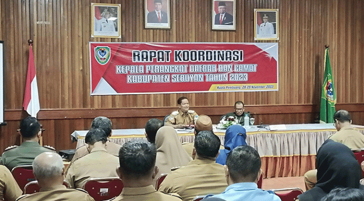 Pj Bupati Seruyan Djainuddin Noor saat pelaksanaan Rapat Koordinasi Perangkat Daerah dan Camat se Kabupaten Seruyan.