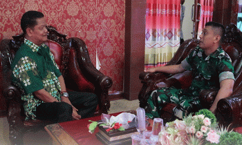 Pj Bupati Seruyan Djainuddinn Noor berbincang bersama Dandim 1015 Sampit, Letkol Inf M. Tandri, di Rumah Jabatan Bupati Seruyan.