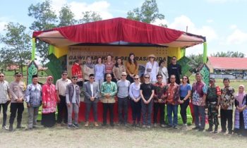 Pj Sekda Seruyan, Bahrun Abbas, hadir mewakili Penjabat Bupati Seruyan, Djainuddin Noor, foto bersama saat kegiatan Aksi Kolaboratif Gawi Bapakat
