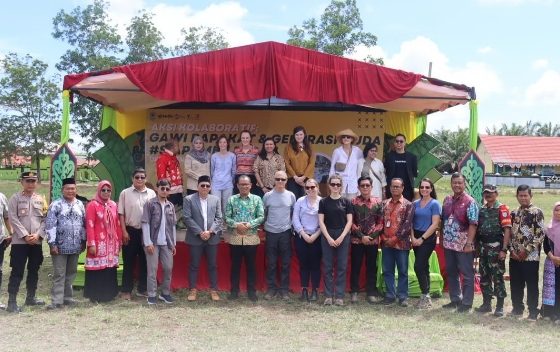 Pj Sekda Seruyan, Bahrun Abbas, hadir mewakili Penjabat Bupati Seruyan, Djainuddin Noor, foto bersama saat kegiatan Aksi Kolaboratif Gawi Bapakat