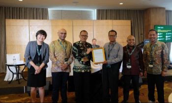 Pj Sekretaris Daerah Bahrun Abbas mewakili Pj Bupati Seruyan menerima penghargaan RSPO.