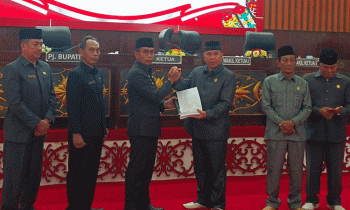 Pj. Bupati Murung Raya Hermon (kiri) saat menyerahkan dua buah Raperda kepada Ketua DPRD Murung Raya Doni, Senin, 6 November 2023.
