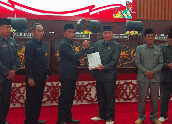 Pj. Bupati Murung Raya Hermon (kiri) saat menyerahkan dua buah Raperda kepada Ketua DPRD Murung Raya Doni, Senin, 6 November 2023.