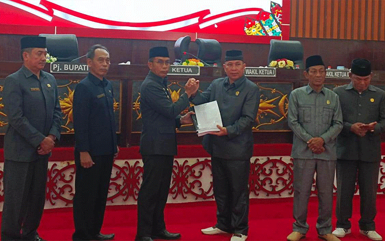 Pj Bupati Murung Raya Serahkan Dua Raperda ke DPRD tentang ini