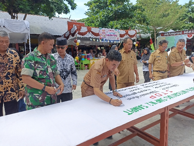 Plt Kadisdik Kotim Tanda Tangani Pakta Integritas Setop Kekerasan di SMPN 2 Sampit
