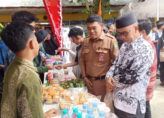Plt Kadisdik Kotim, M. Irfansyah didampingi Kepala SMPN 2 Sampit, Abdurrahman mengunjungi stand bazar kuliner siswa, Selasa 28 November 2023