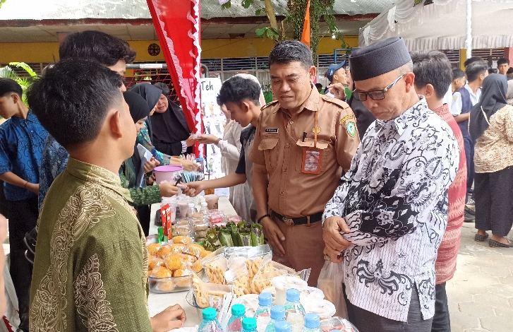 Plt Kadisdik Kotim Kunjungi Stand Bazar Kuliner Siswa SMPN 2 Sampit