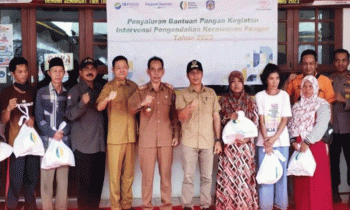 Plt Sekda Mura Hadiri Penyaluran Bantuan Pangan untuk Warga Beriwit