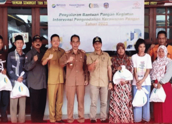 Plt Sekda Mura Hadiri Penyaluran Bantuan Pangan untuk Warga Beriwit