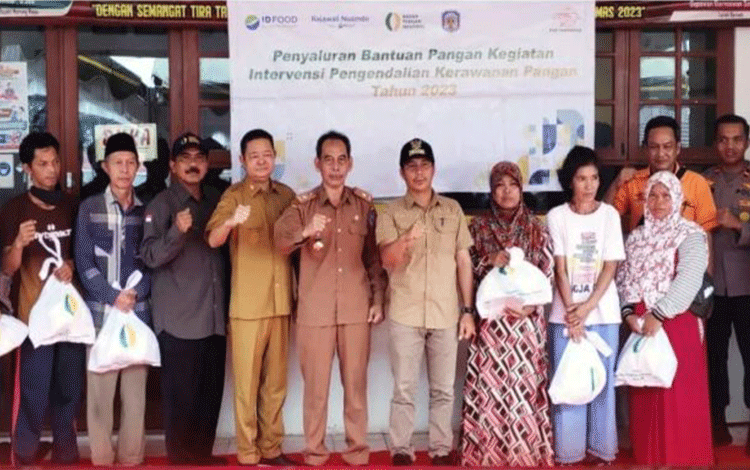 Plt Sekda Mura Hadiri Penyaluran Bantuan Pangan untuk Warga Beriwit
