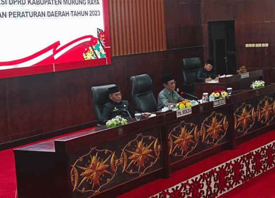 Plt. Sekda Murung Raya Serampang mengahdiri pemandangan umum fraksi fraksi DPRD Mura terhadap dua buah Raperda di Gedung DPRD Murung Raya, Selasa, 7 November 2023.