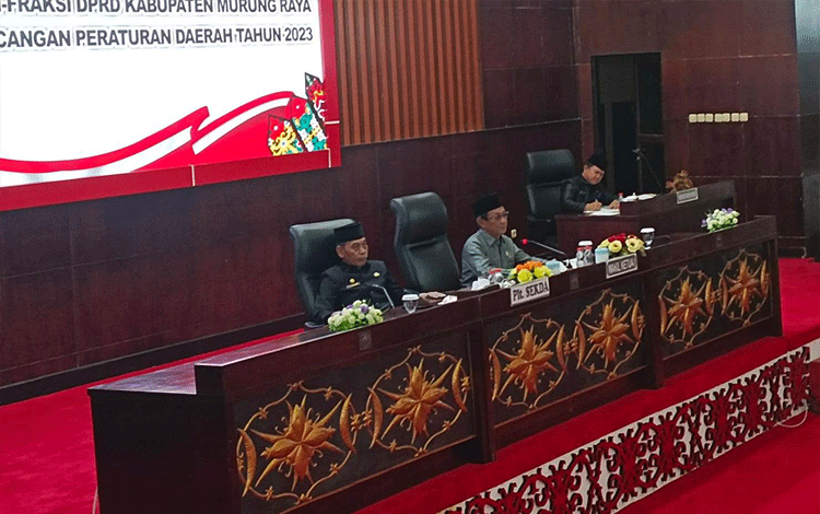 Plt Sekda Murung Raya Dengarkan Pemandangan Umum Fraksi DPRD