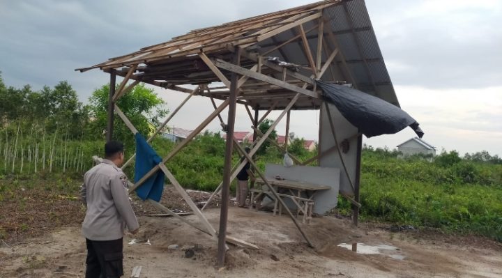 Polisi dari Polsek Baamang saat mendatangi tempat kejadian pencurian atap pondok warga, Kamis, 16 November 2023.