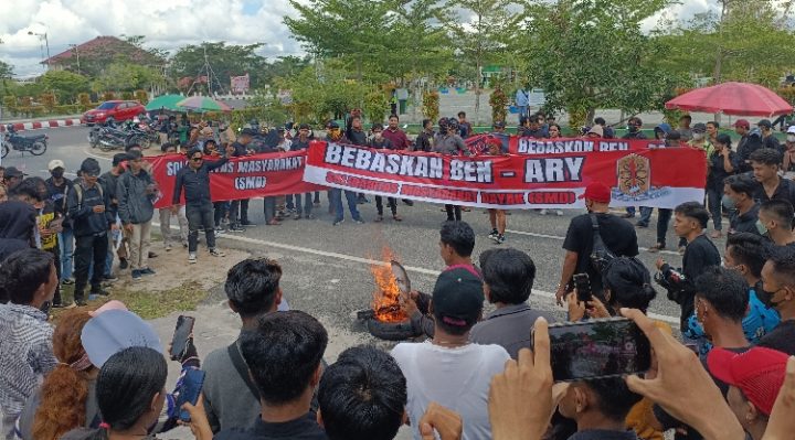 SDM saat menggelar aksi di Pengadilan Tipikor Palangka Raya menuntut pembebasan Ben Ary