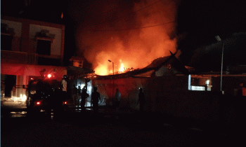 Sebuah rumah dan toko di Jalan Soekarno Hatta Kasongan Kabupaten Katingan hangus terbakar pada Senin petang, 20 November 2023.