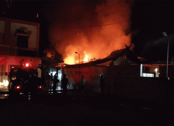 Sebuah rumah dan toko di Jalan Soekarno Hatta Kasongan Kabupaten Katingan hangus terbakar pada Senin petang, 20 November 2023.