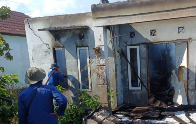 Sebuah rumah di Perumahan Wengga terbakar diduga akibat korsleting listrik, Minggu 5 November 2023.