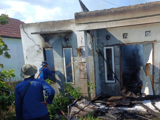 Sebuah Rumah di Perumahan Wengga Terbakar Diduga Akibat Korsleting Listrik