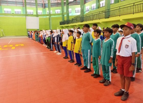 Siswa sekolah di Kecamatan Baamang saat mengikuti upacara pembukaan peringatan HUT ke 78 PGRI yang digelar PC PGRI Baamang, Senin 20 November 2023