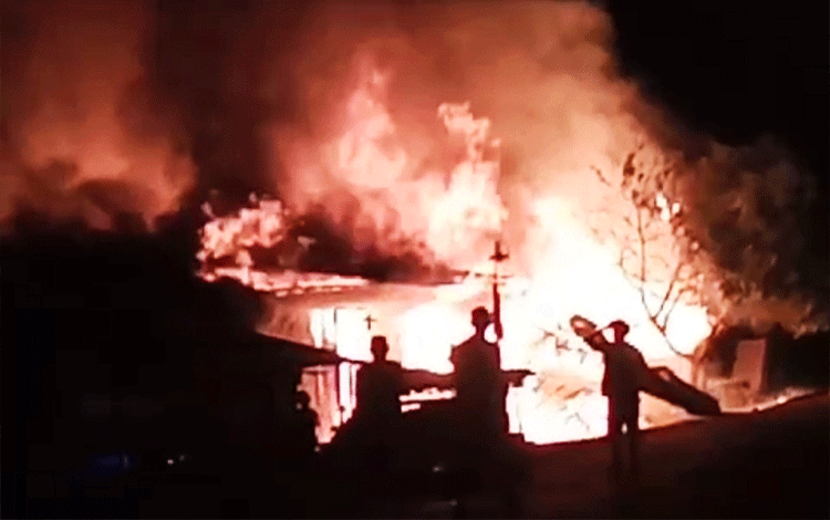 Lima Warung di Pahandut Seberang Hangus Terbakar