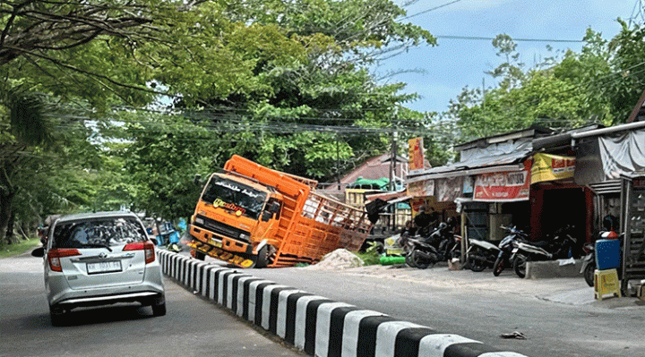 Truk Fuso yang terperosok di perempatan Jalan RA Kartini Pemuda, Senin, 20 November 2023.